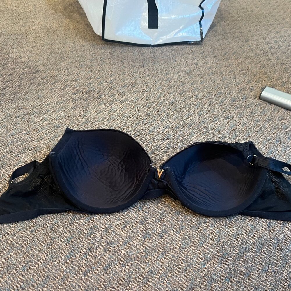 Black Bra - Picture 2 of 4
